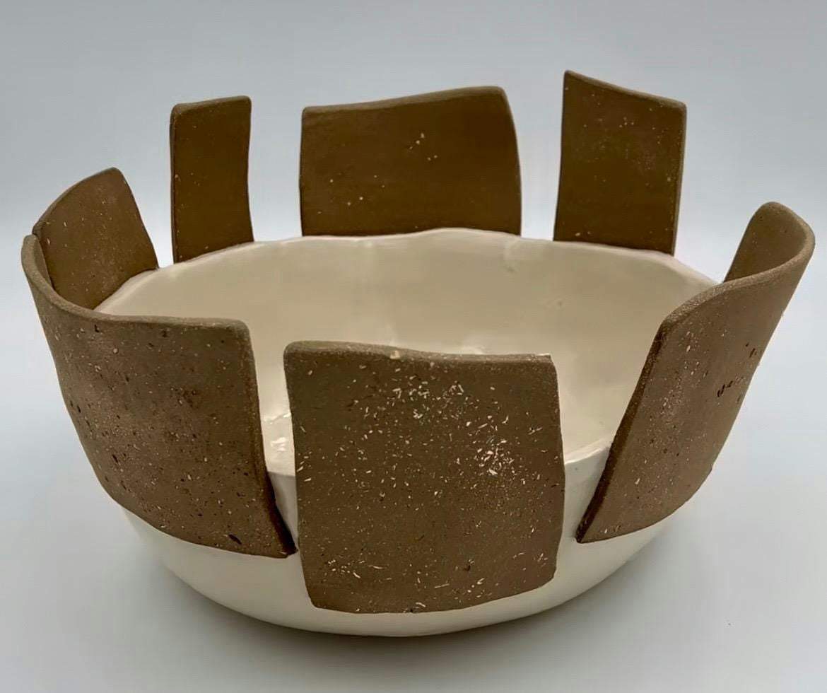 2 clay bowl adorned with different clay grogs